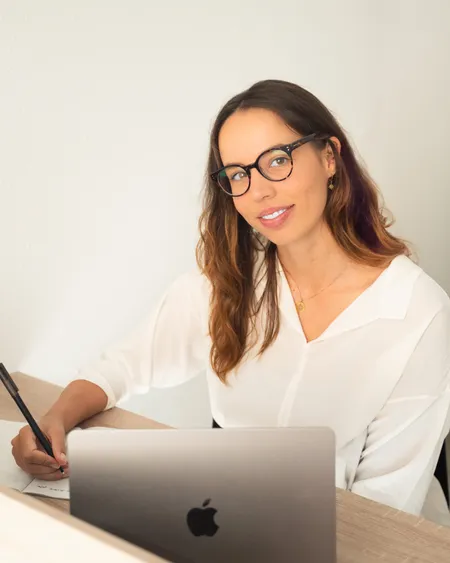 Dra Laura Bervian Médica atendendo consulta online